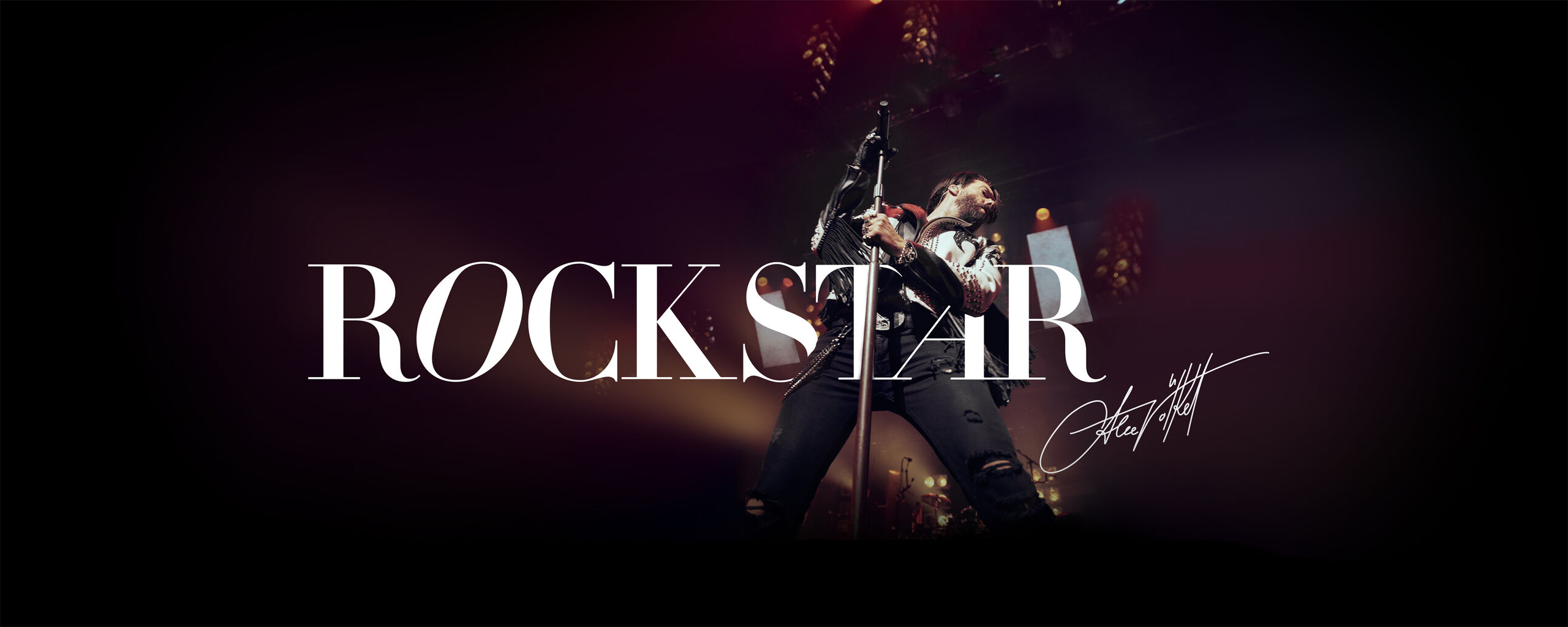 Ein Rockstar steht auf der B&uuml;hne mit einem Mikrofon, umgeben von Lichtern und Nebel, mit dem Schriftzug "ROCKSTAR" im Vordergrund.