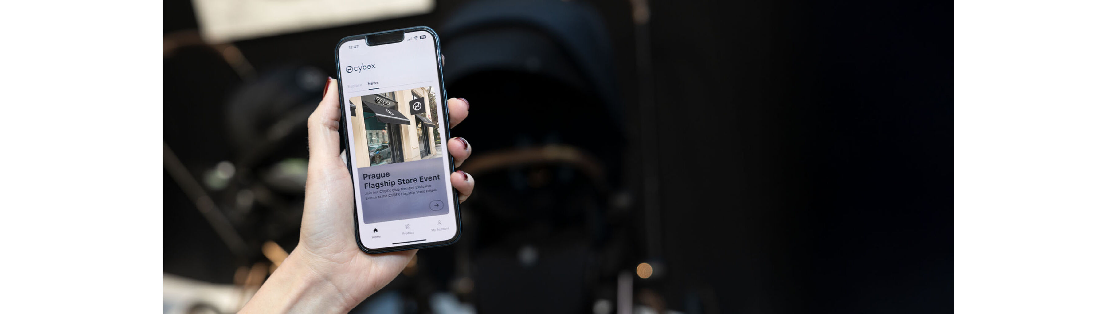 Žena s červeně nalakovan&yacute;mi nehty drž&iacute;c&iacute; telefon ke kameře. Na n&iacute; je n&aacute;pis &bdquo;Prague Flagship Store Event&ldquo;