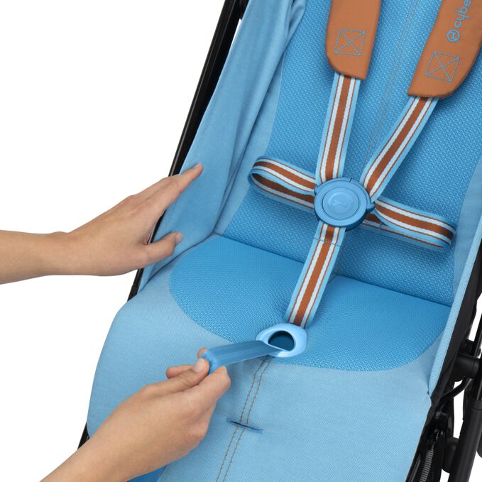An image of the CYBEX Gold Libelle Buggy, highlighting the One-pull Harness feature.