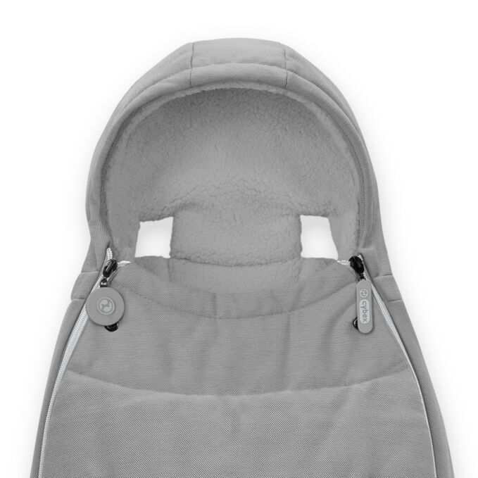 Ein Bild des CYBEX Gold Gold Fu&szlig;sack Accessories for Strollers, das das Merkmal Verstellbare Kapuze hervorhebt.