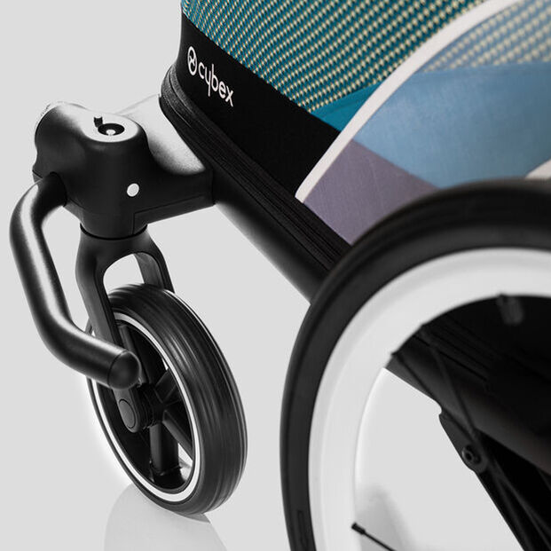 Detailn&iacute; sn&iacute;mek sportovn&iacute;ho koč&aacute;rku Zeno Bike a jeho předn&iacute;ch otočn&yacute;ch koleček.