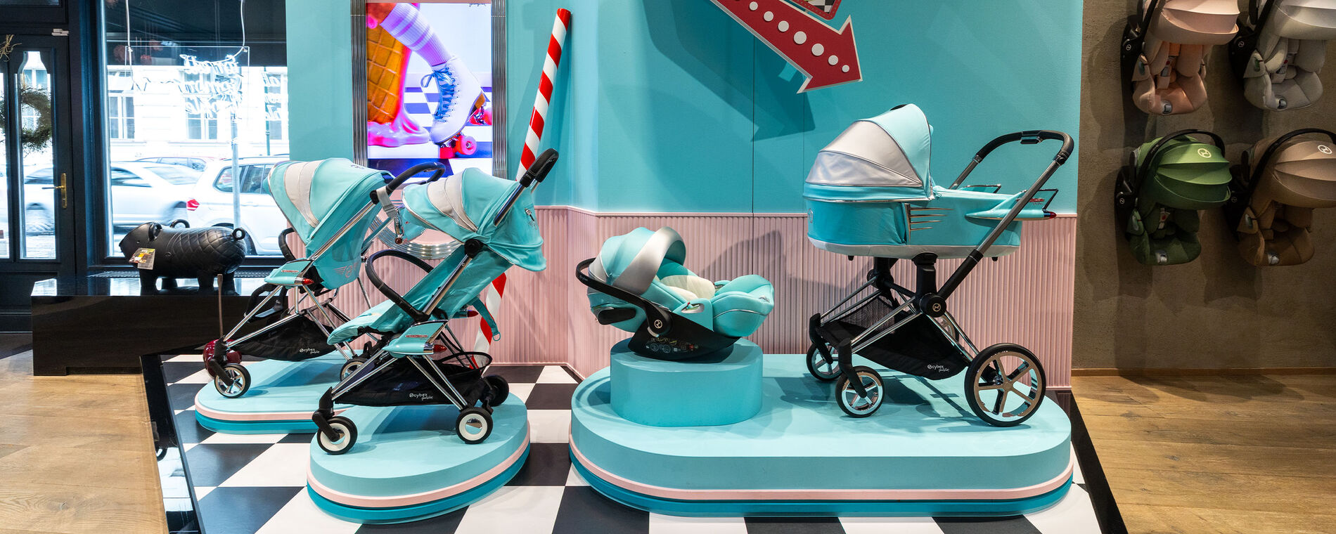 Kolekce Jeremy Scott Car zobrazen&aacute; ve vlajkov&eacute;m obchodě CYBEX v Praze.