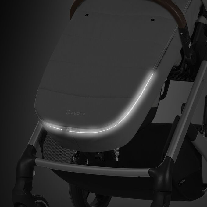 Ein Bild des CYBEX Gold Gold Fu&szlig;sack Accessories for Strollers, das das Merkmal Reflektierende Paspelierung hervorhebt.