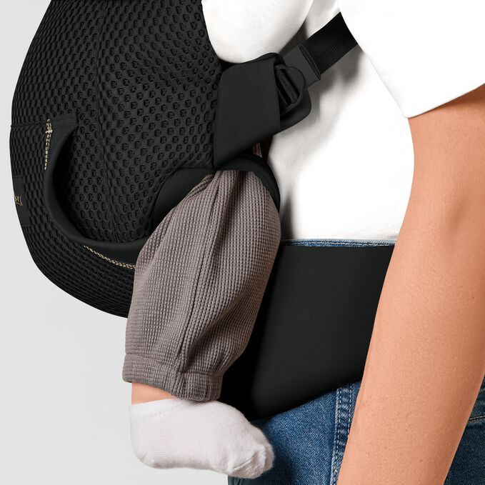 An image of the CYBEX Gold Laya Carrier Baby Carrier, highlighting the Leg Loops feature.