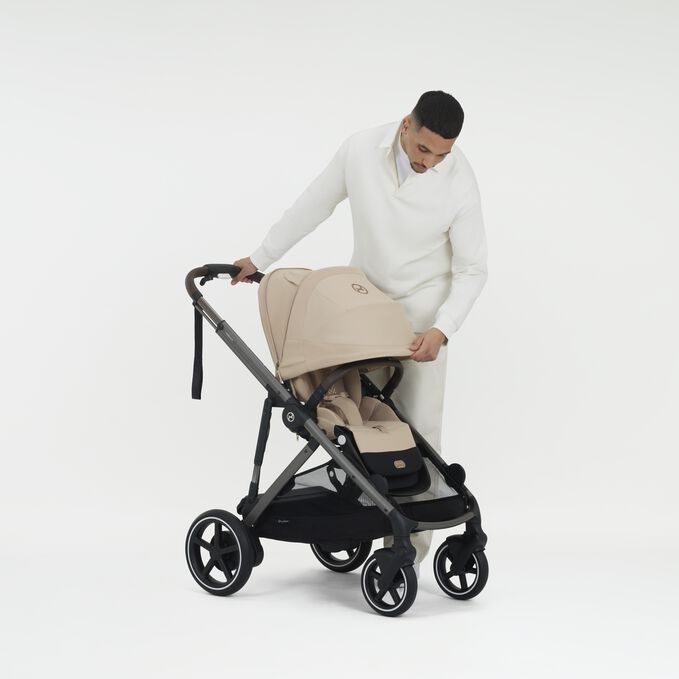 Obr&aacute;zek CYBEX Gold e-Gazelle&nbsp;S Sibling Stroller, kter&yacute; zv&yacute;razňuje funkci Slunečn&iacute; stř&iacute;&scaron;ka XXL.