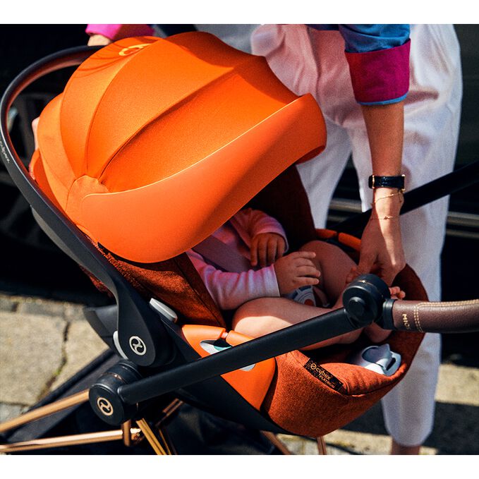 An image of the CYBEX Platinum Cloud Z2 i-Size Infant Car Seat, highlighting the Full Sun Protection feature.