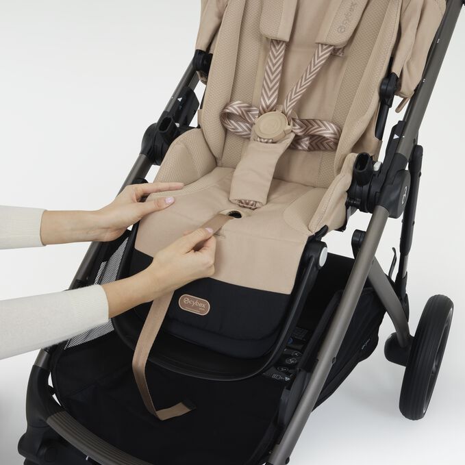 An image of the CYBEX Gold Gazelle S Sibling Stroller, highlighting the Ergonomic Lie-Flat Position feature.