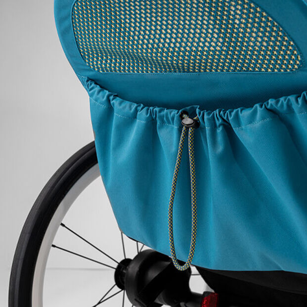 Detailn&iacute; sn&iacute;mek sportovn&iacute;ho koč&aacute;rku Zeno Bike s kapsou na věci v zadn&iacute; č&aacute;sti koč&aacute;rku.