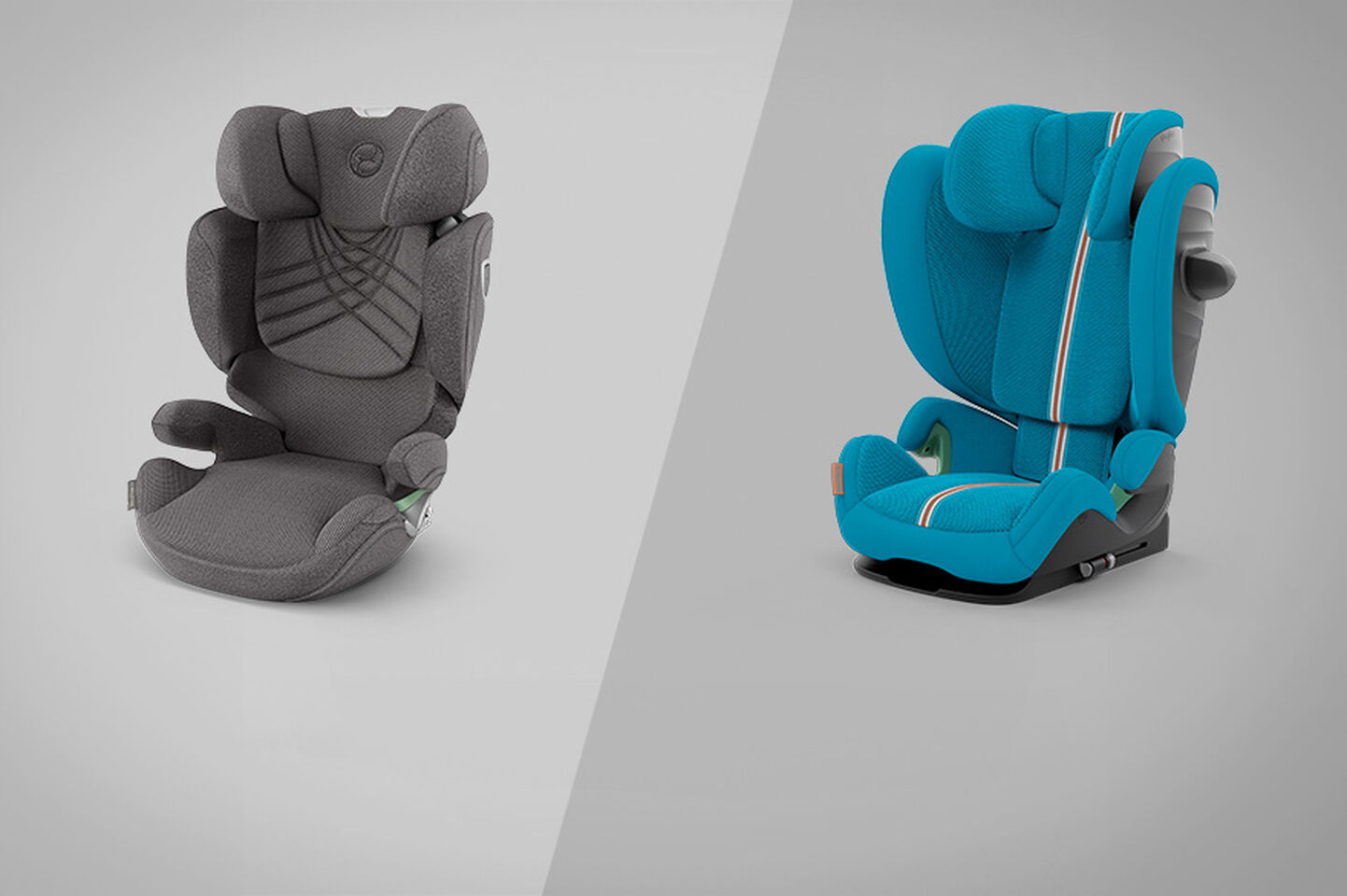Twee autostoeltjes voor kinderen, &eacute;&eacute;n grijs en &eacute;&eacute;n blauw, naast elkaar op een grijze achtergrond.