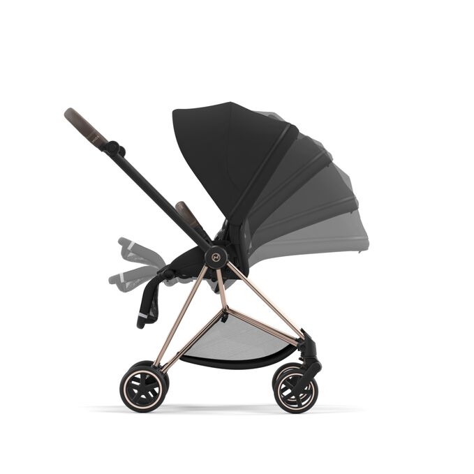 Ein Bild des CYBEX Platinum Mios Jeremy Scott - Wings Stroller, das das Merkmal Einhand-Faltmechanismus hervorhebt.