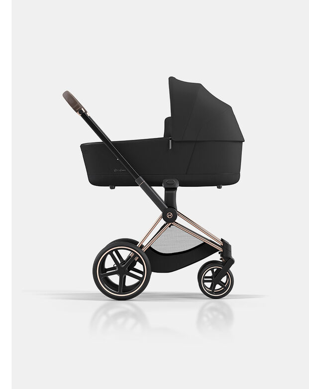Seitenansicht eines Priam Kinderwagens.