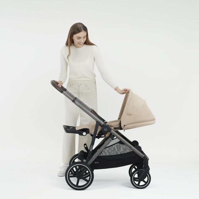 Afbeelding van de CYBEX Gold Gazelle S Sibling Stroller, met de nadruk op de functie Ergonomische liggende positie.