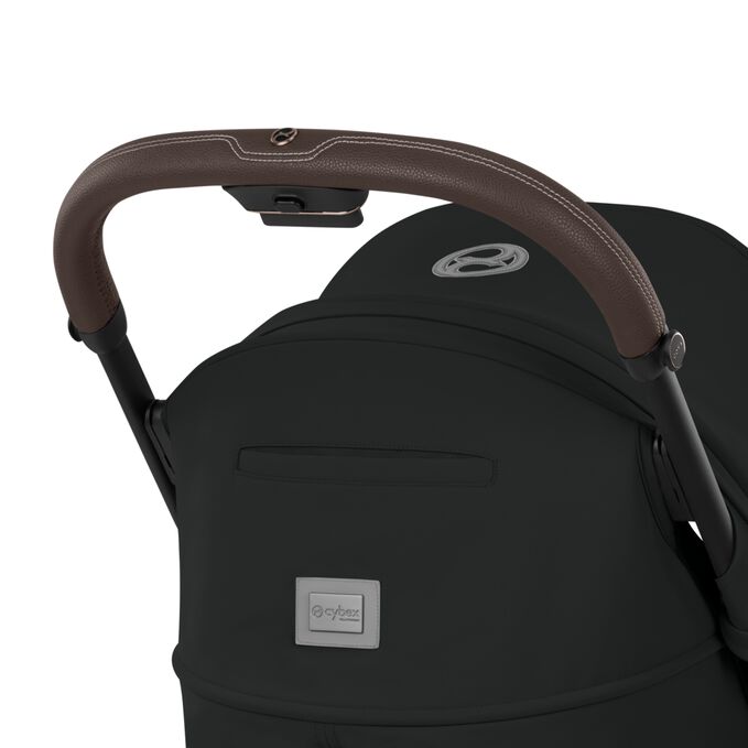 Afbeelding van de CYBEX Platinum Coya Buggy, met de nadruk op de functie Gemakkelijk bereikbaar opbergvak in de rugleuning.
