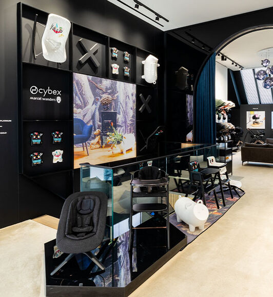 Mehrere CYBEX Hochst&uuml;hle und Babywippen im Flagship-Store Amsterdam.
