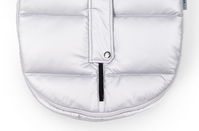 Ein Bild des CYBEX Platinum Platinum Winter Fu&szlig;sack Mini Accessories for Strollers, das das Merkmal Reflektierende Paspelierung hervorhebt.