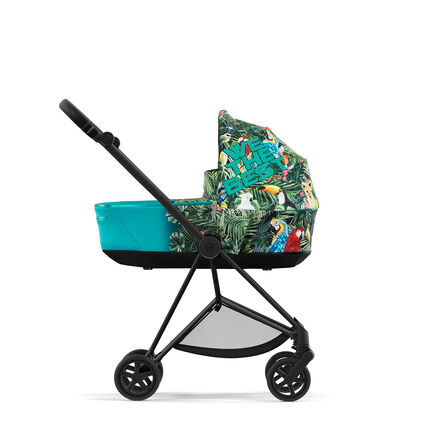 Barnvagn by DJ Khaled med tropisk design och papegojmotiv.