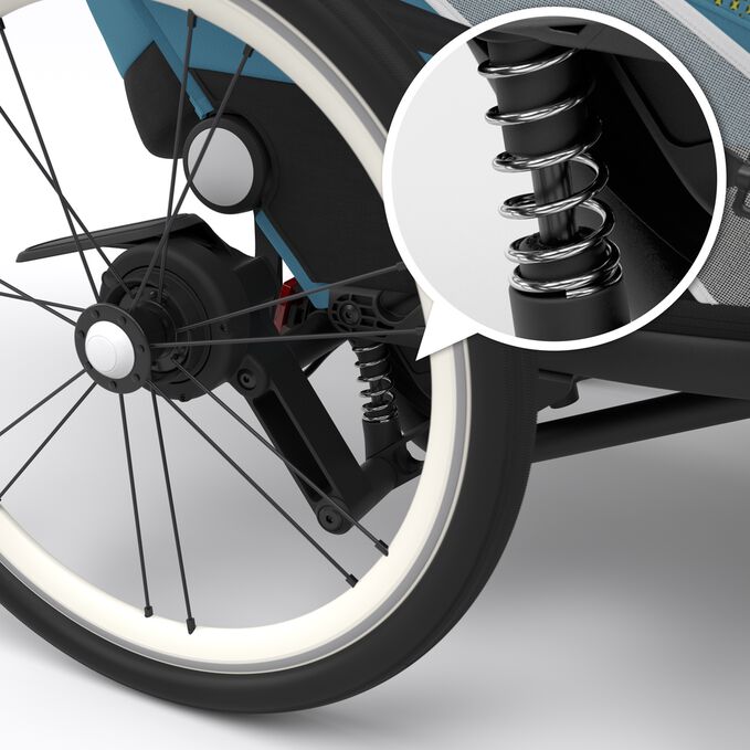 Ein Bild des CYBEX Gold Zeno Bike Bike Trailer, das das Merkmal Hinterradfederung und luftgef&uuml;llte Reifen hervorhebt.