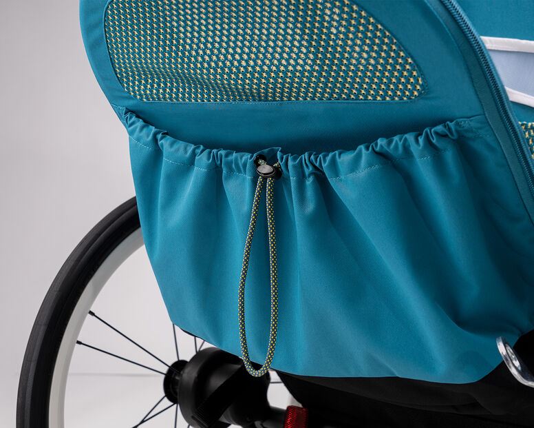 Nahaufnahme eines blauen Zeno Bike fahrradanh&auml;nger kinder mit Netzstoff und elastischem Kordelzug.