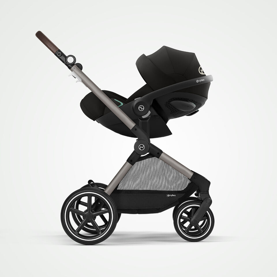 Sidovy av CYBEX EOS LUX barnvagn med f&auml;st babyskydd.