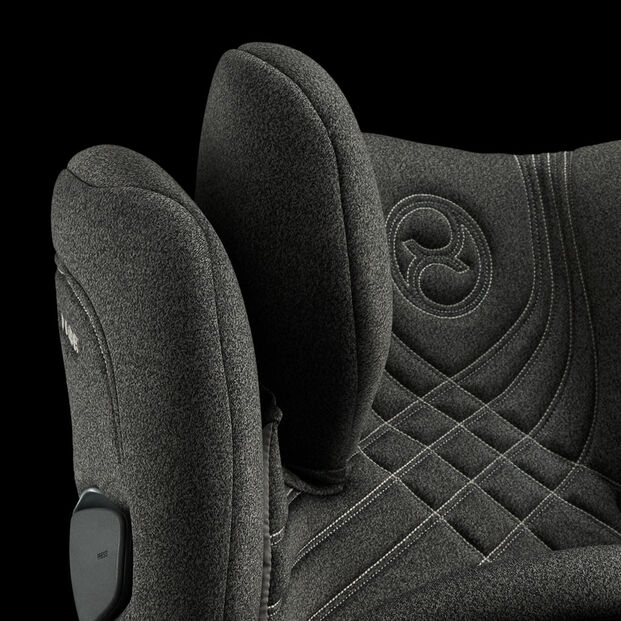 Close-up of Anoris T car seat with soft grey fabric and embroidered logo.