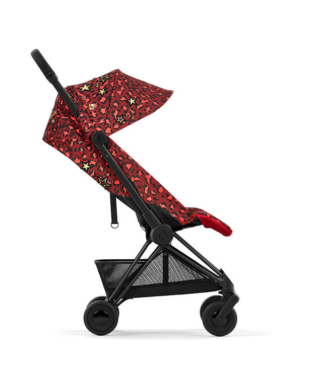 CYBEX Rockstar Kinderwagen in Rot mit Leopardenmuster und Sternendetails, Seitenansicht.