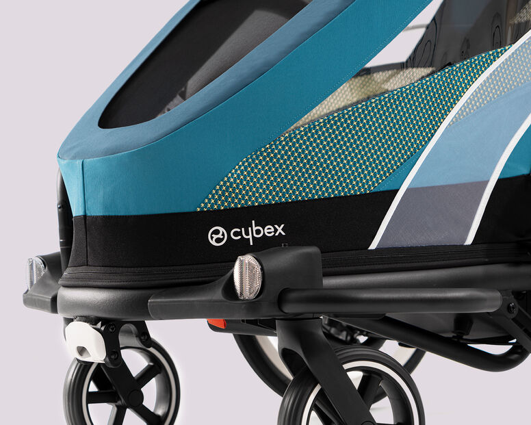 Fahrradanh&auml;nger f&uuml;r Kinder Zeno Bike in Nahaufnahme mit blauem und schwarzem Design.