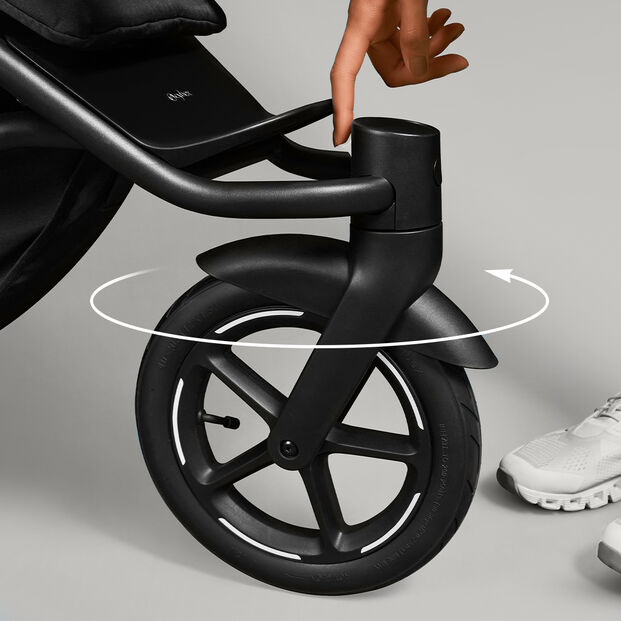 Detailn&iacute; sn&iacute;mek předn&iacute;ch otočn&yacute;ch koleček, kter&yacute;mi je sportovn&iacute; koč&aacute;rek Avi Spin vybaven&yacute;.