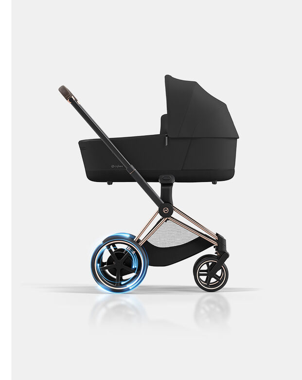 Seitenansicht eines e-Priam Kinderwagen.