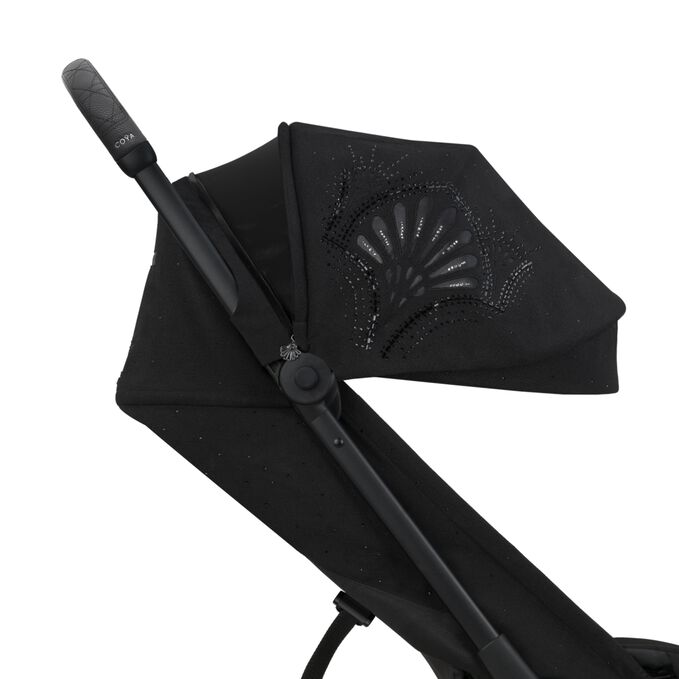 Ein Bild des CYBEX Platinum Coya - La Parisienne Buggy, das das Merkmal Sonnenverdeck mit Mesh-Einsatz hervorhebt.