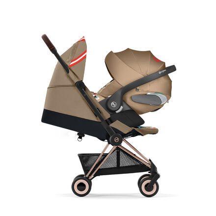 B&eacute;žov&yacute; koč&aacute;rek Cybex by Karolina Kurkova s modern&iacute;m designem a červen&yacute;mi akcenty.