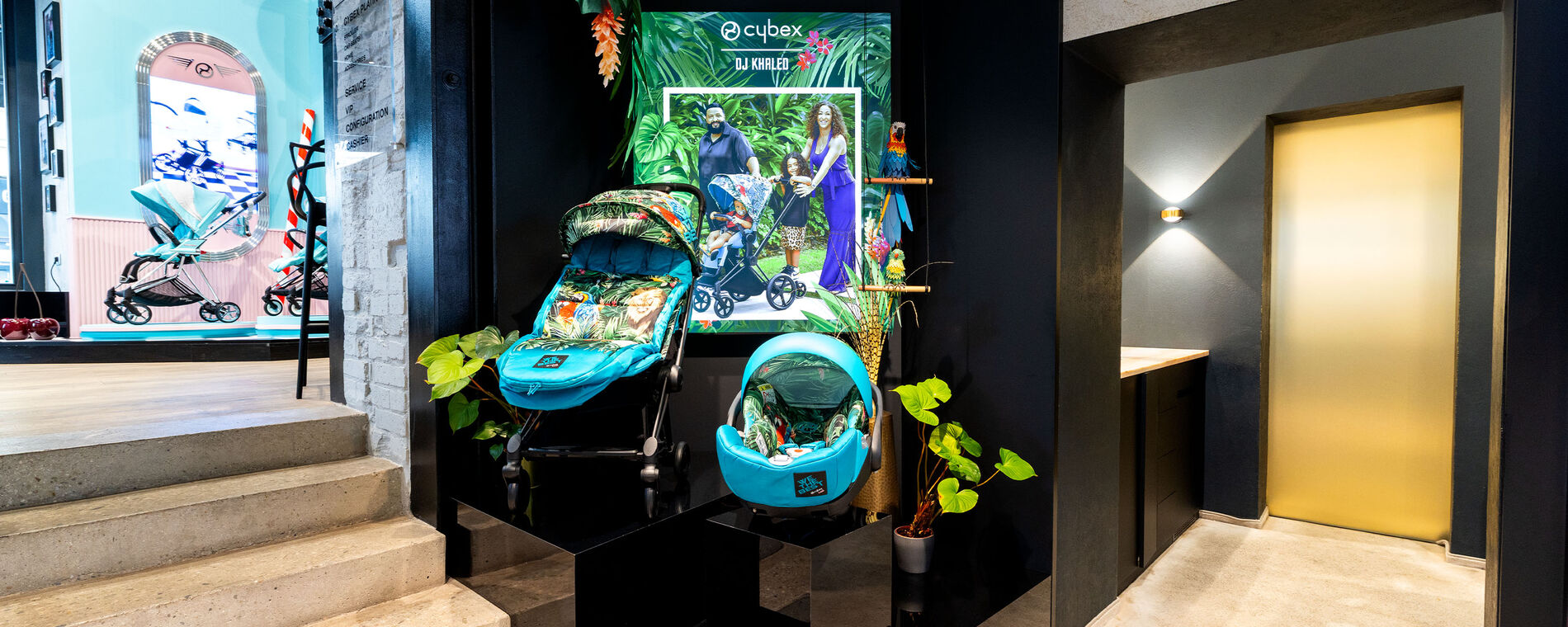 Kolekce CYBEX DJ Khaled vystaven&aacute; v pražsk&eacute;m vlajkov&eacute;m obchodě. Vlevo v pozad&iacute; kolekce Car od Jeremyho Scotta.