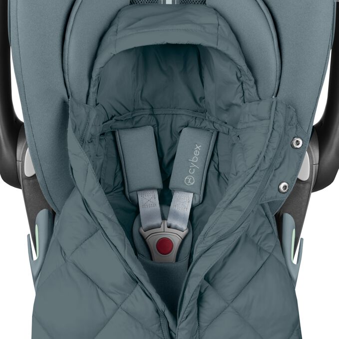 Ein Bild des CYBEX Gold Snogga Mini 2 Accessories for Car Seats, das das Merkmal Designt f&uuml;r alle Gurtsysteme hervorhebt.