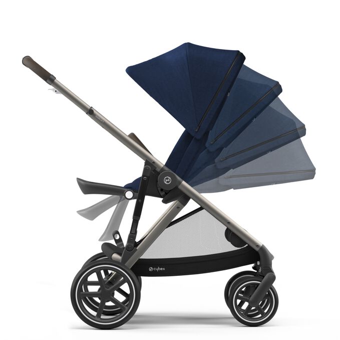 Ein Bild des CYBEX Gold Gazelle S 1 Sibling Stroller, das das Merkmal Ergonomische Liegeposition hervorhebt.