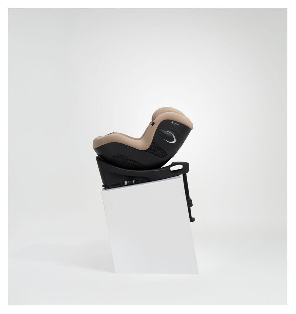 Side view of Sirona Gi i-Size in Almond Beige in a Base G, secured with a tether.