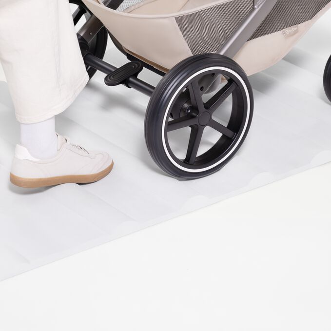 Ein Bild des CYBEX Gold Balios S Lux mit Balios Cot S Lux Stroller, das das Merkmal Pannensichere All-Terrain-R&auml;der hervorhebt.