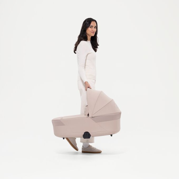 Ein Bild des CYBEX Gold Balios S Lux mit Balios Cot S Lux Stroller, das das Merkmal Integrierter Tragegriff hervorhebt.