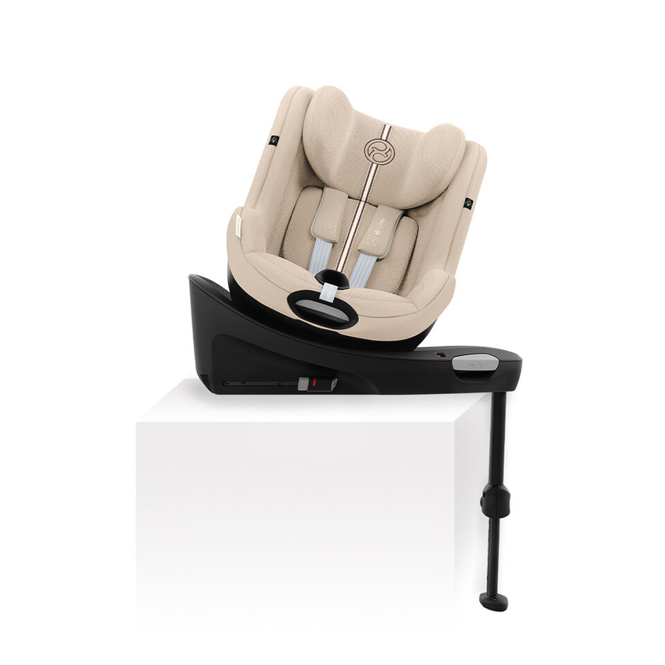 Side view of Cloud G i-Size in Base G, rear-facing. 