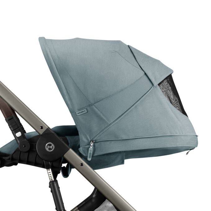 Ein Bild des CYBEX Gold Balios S Lux 2023 Stroller, das das Merkmal XXL Sonnenverdeck mit Mesh-Einsatz hervorhebt.
