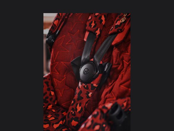 CYBEX Rockstar car seat with red star and leopard pattern.