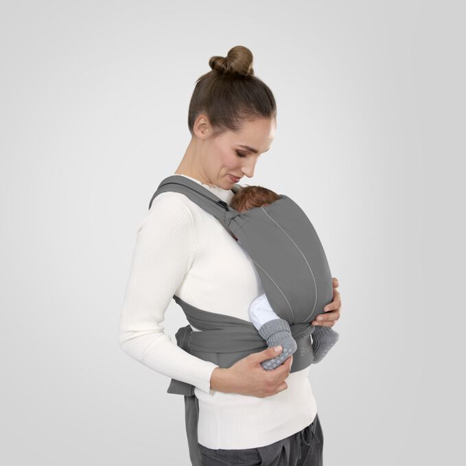 An image of the CYBEX Gold MAIRA.tie Baby Carrier, highlighting the Healthy carrying from newborn to toddler (approx. 7.7 &ndash; 33 lbs) feature.