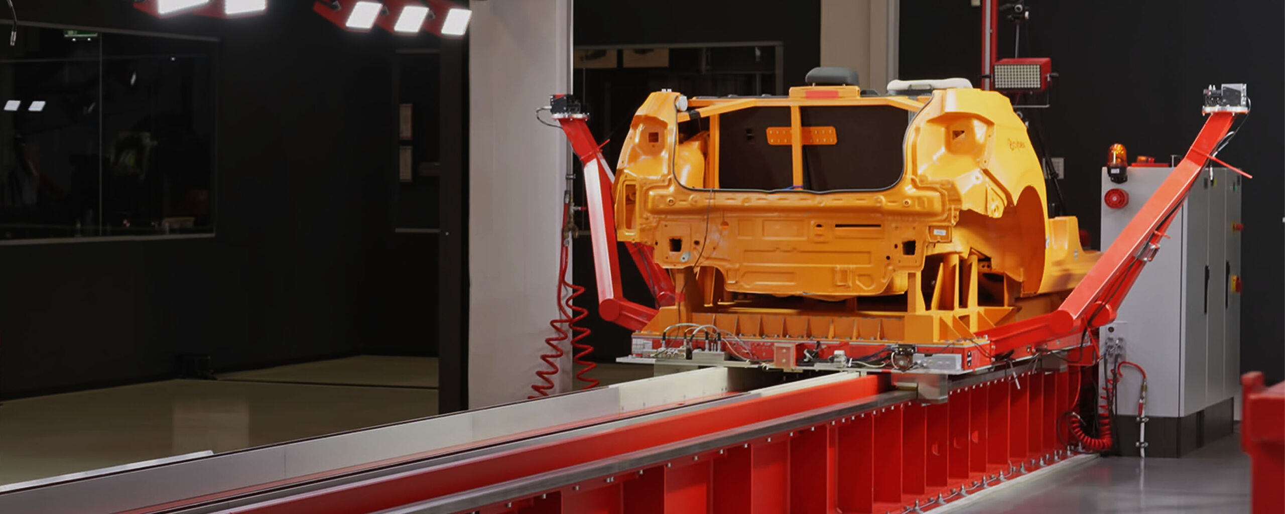 Eine Crash Test Maschine, die Kindersitze testet
