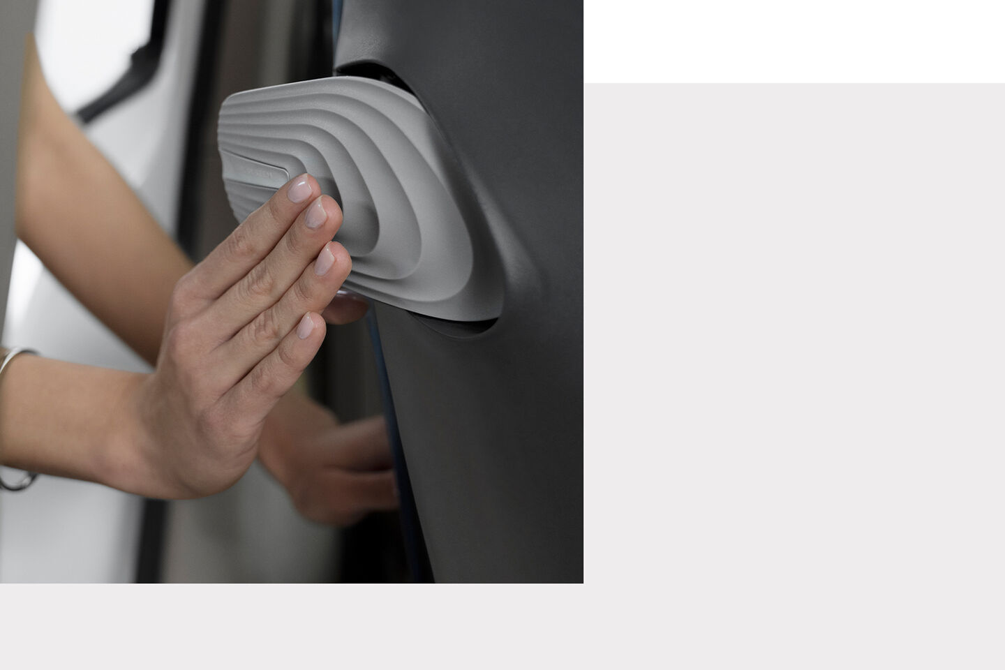 A hand touches the side impact protection device of the Sirona S car seat.