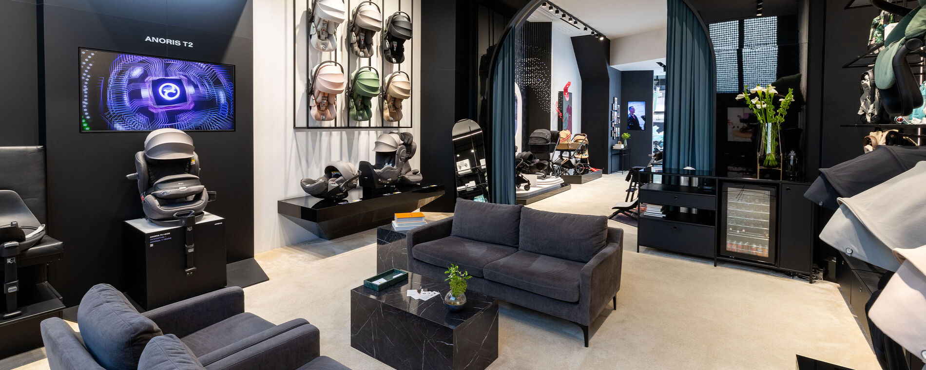 Das Innere des CYBEX Flagship-Stores in Amsterdam, links im Fokus der Anoris T2.