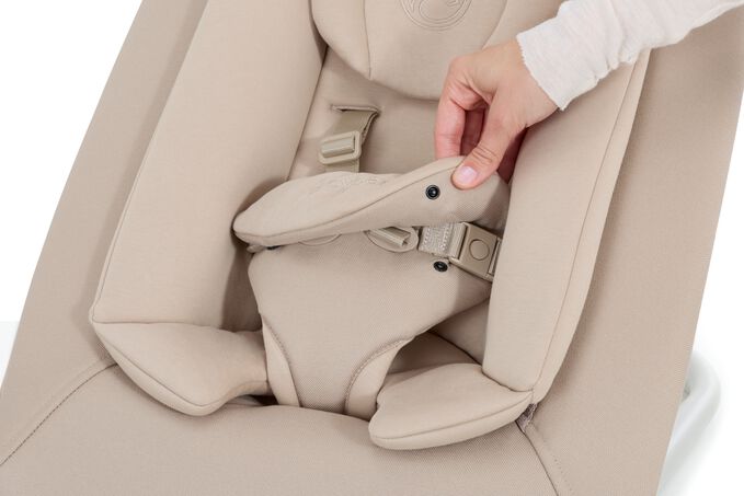 An image of the CYBEX Gold Gold Bouncer Bouncer, highlighting the Safe and Adjustable Restraint System feature.