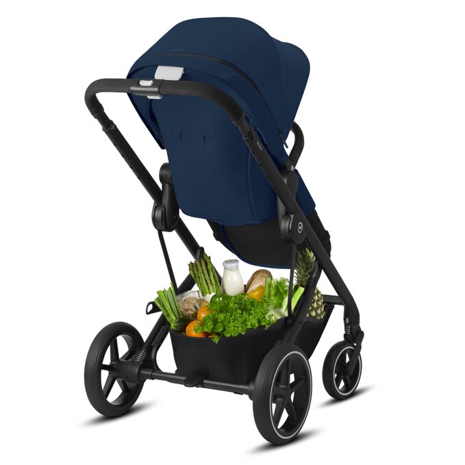 Ein Bild des CYBEX Gold Balios S 2-in-1 Stroller Travel Set, das das Merkmal Ger&auml;umiger Einkaufskorb hervorhebt.