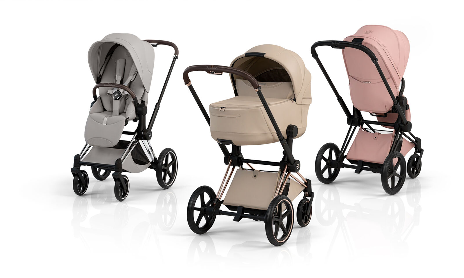 Drei Priam Kinderwagen in verschiedenen Farben und mit verschiedenen Aufs&auml;tzen