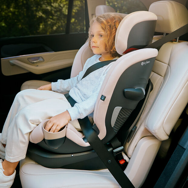 A child sitting in a Callisto G 360 rotating convertible car seat in a car.