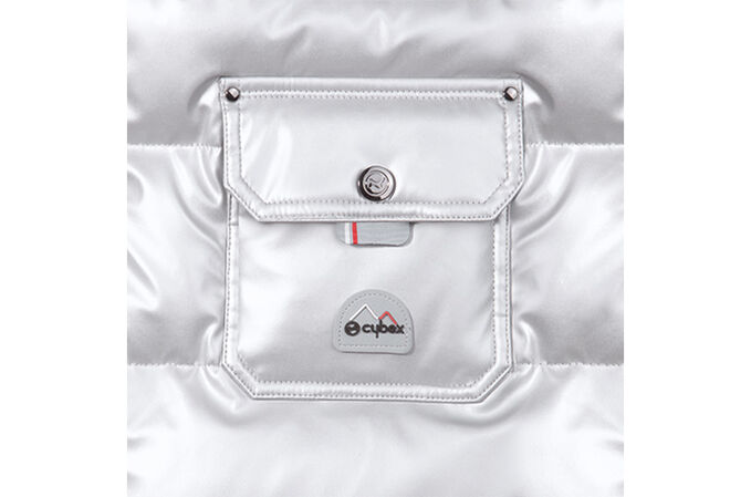 Ein Bild des CYBEX Platinum Platinum Winter Fu&szlig;sack Mini Accessories for Strollers, das das Merkmal Vordertasche hervorhebt.