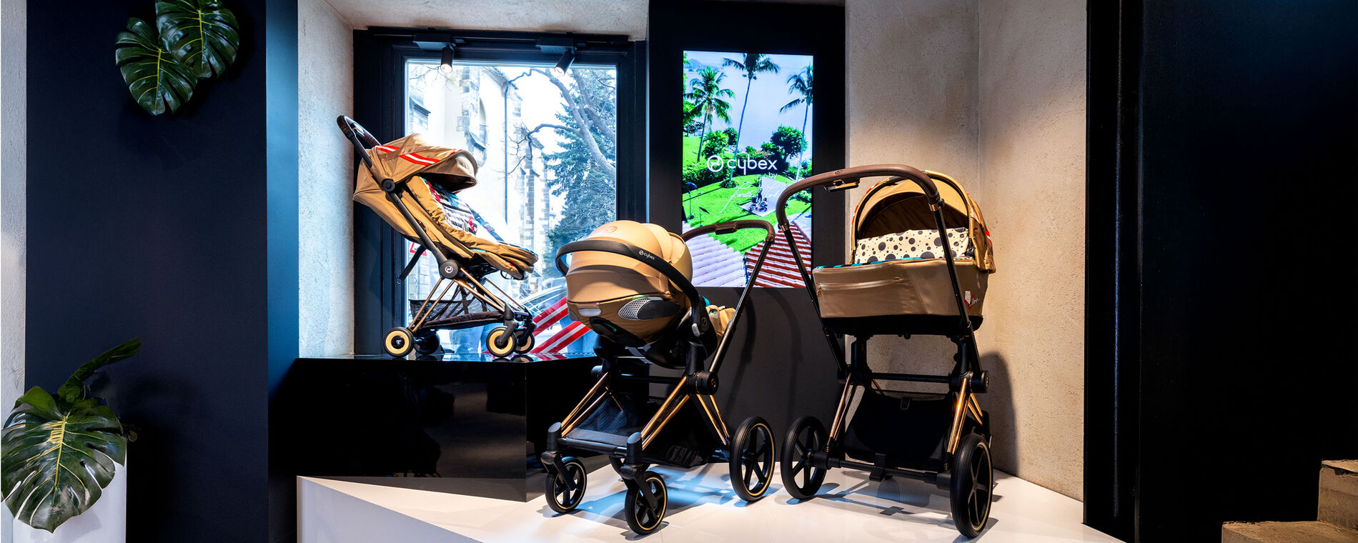 Kolekce CYBEX Karol&iacute;na Kurkov&aacute; Mobility vystaven&aacute; v pražsk&eacute; vlajkov&eacute; prodejně.