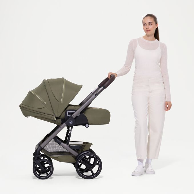 Ein Bild des CYBEX Gold Talos S Lux mit Fold Cot Stroller, das das Merkmal Soft Cot von Geburt an hervorhebt.